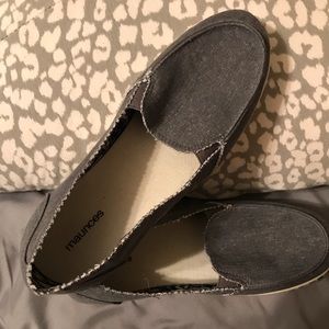Grey Canvas Maurice’s slides
